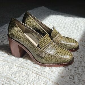 Vince Camuto Carigina green loafer!! Size 6